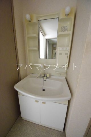 洗面設備　シャワー付き洗面台です！