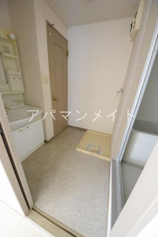 その他設備　脱衣スペース＆洗濯機置場です！