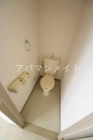 トイレ　落ち着いた色調のトイレです