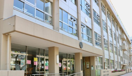 小学校　中央区立月島第一小学校（小学校）まで418m