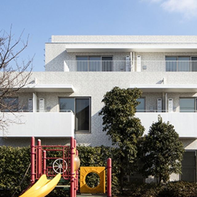 建物外観　白を基調とした洗練された外観に、アプローチの植栽が優しくお…