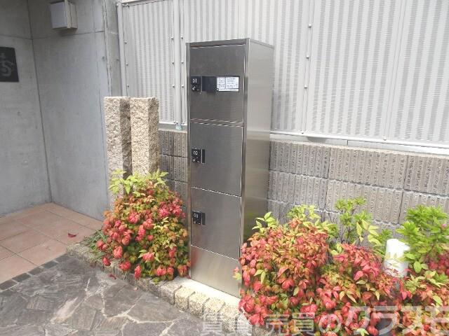 エントランス　留守中の荷物の受取は宅配ＢＯＸで♪
