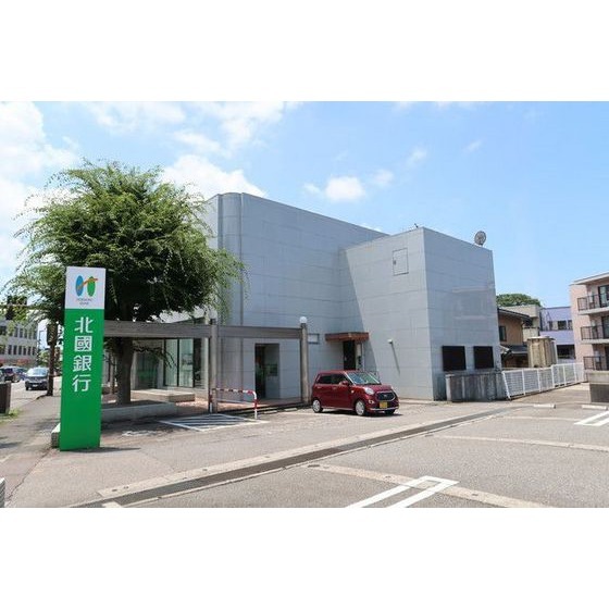 銀行　北國銀行泉支店（銀行）まで740m