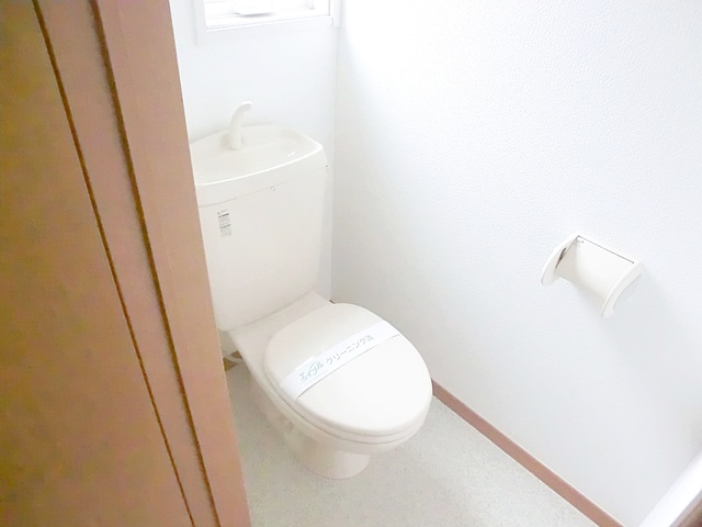 トイレ　窓付きのトイレです♪