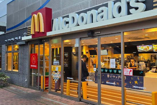 飲食店　マクドナルド 阪神尼崎駅店（飲食店）まで319m