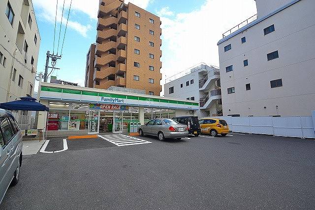 コンビニ　ファミリーマート（コンビニ）まで335m