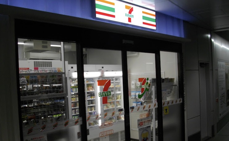 コンビニ　セブンイレブン京王下北沢駅店（コンビニ）まで53m