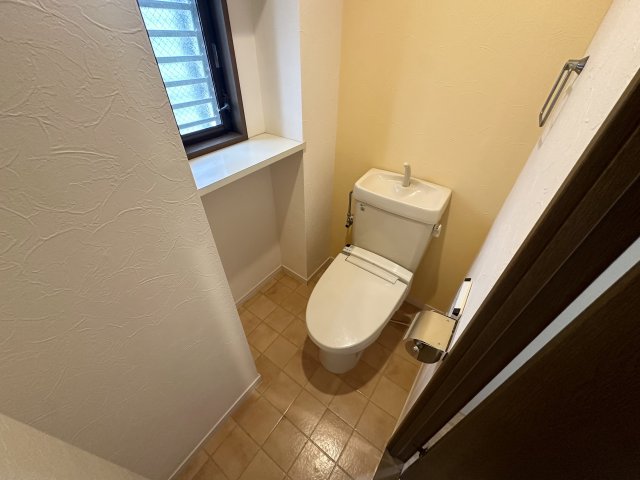トイレ　窓のあるトイレです♪