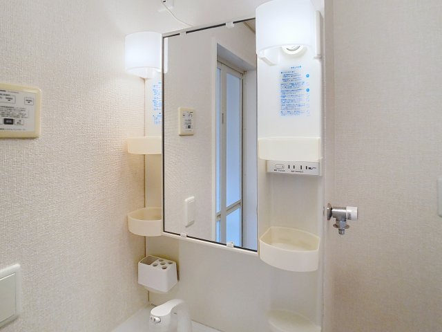 洗面設備　掲載写真は同型モデルを掲載しており実際のお部屋と仕様等が異な