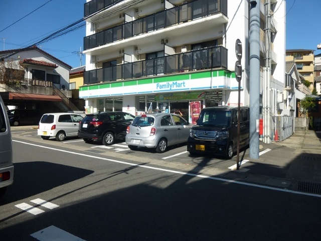 コンビニ　ファミリーマート片淵店（コンビニ）まで755m