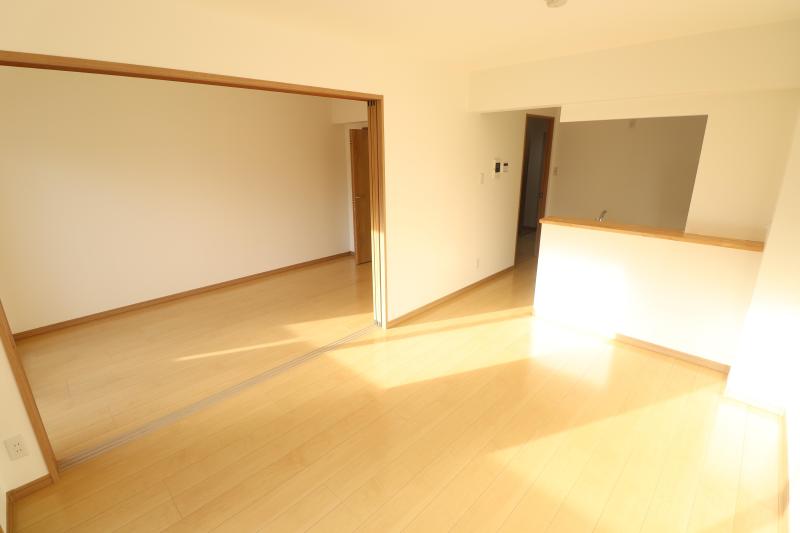 居室・リビング　イメージ写真　実際のお部屋とは色や形が異なります。