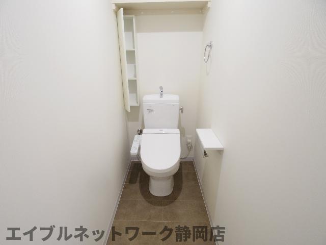 トイレ　落ち着いた色調のトイレです