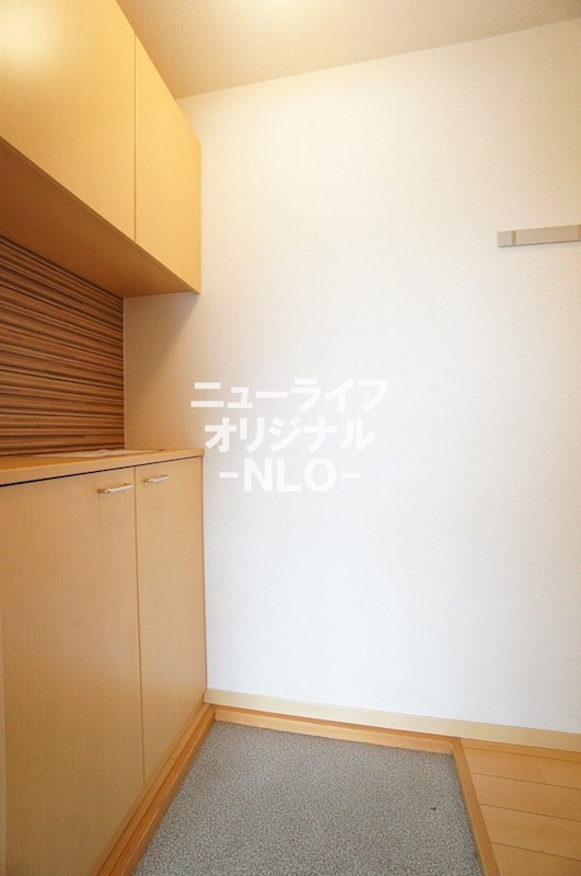 玄関　上下に分かれたシューズボックスがあります☆