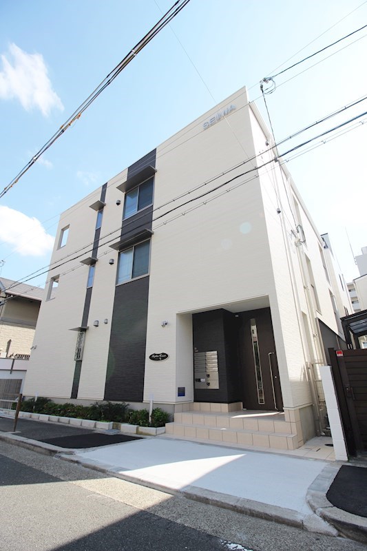 建物外観　木造3階建てのハイツです