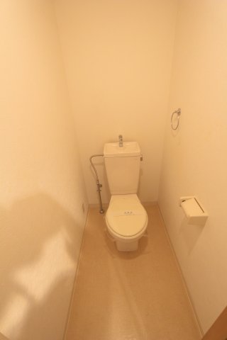 トイレ　※同タイプの写真となり、実際のお部屋とは異なる場合があります