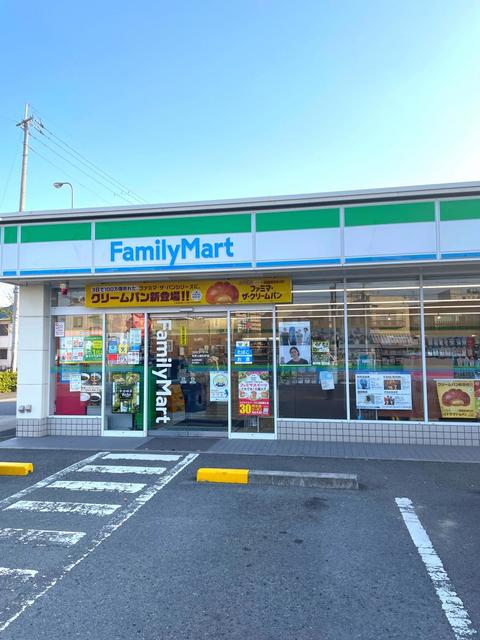 コンビニ　ファミリーマート和歌山雄松町店（コンビニ）まで558m