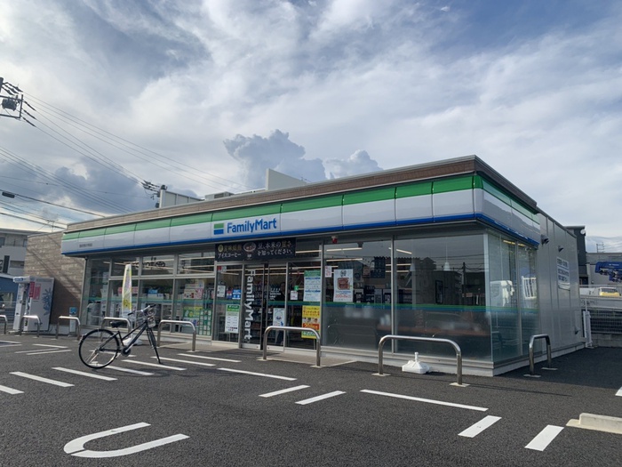 コンビニ　ファミリーマート（コンビニ）まで110m