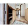 玄関　奥の部屋から光が差し込む玄関です