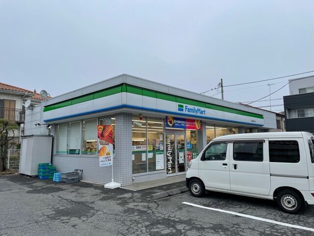 コンビニ　ファミリーマート鶴ヶ島鶴ヶ丘店（コンビニ）まで809m