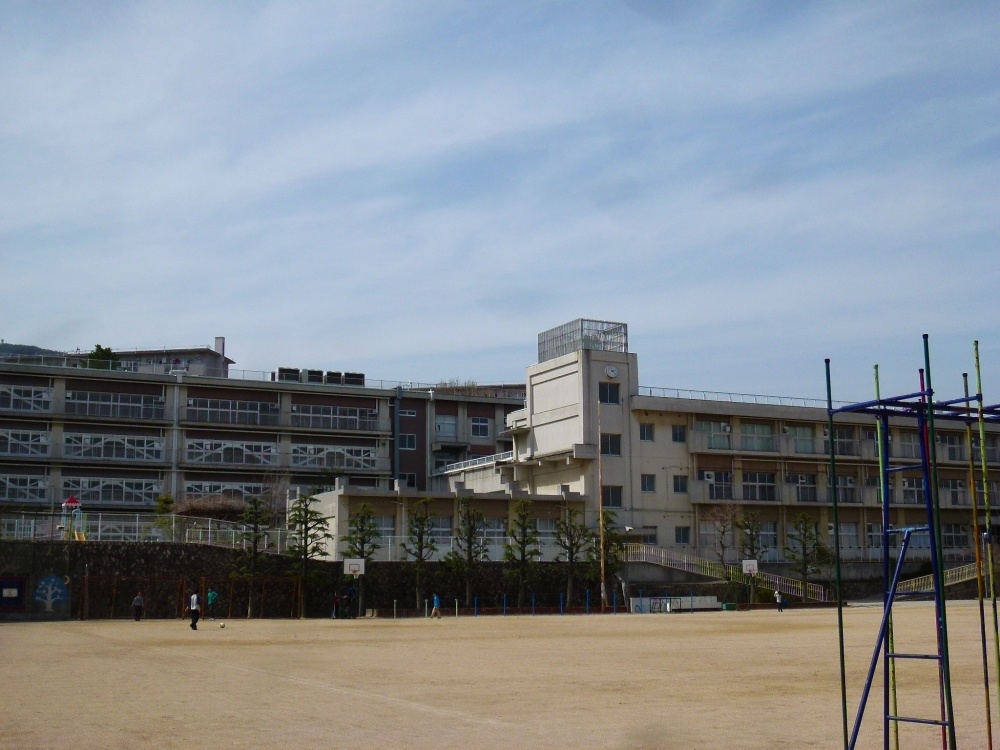 小学校　宝塚市立　西山小学校（小学校）まで473m