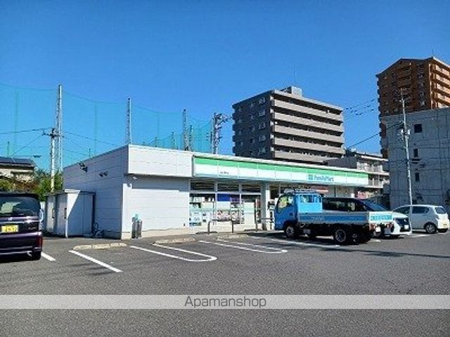 コンビニ　ファミリーマートさん（コンビニ）まで240m