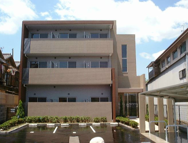 建物外観　RC造3階建のマンションです。
