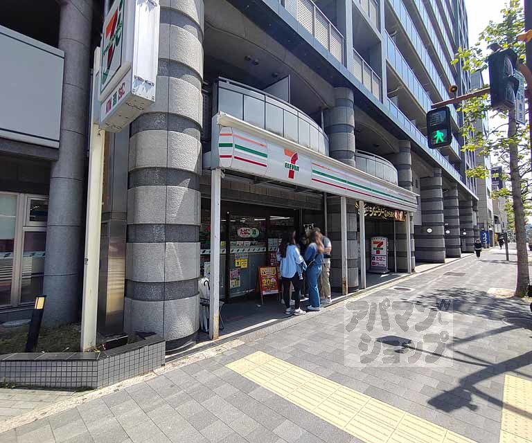 コンビニ　セブンイレブン京都烏丸高辻店（コンビニ）まで190m