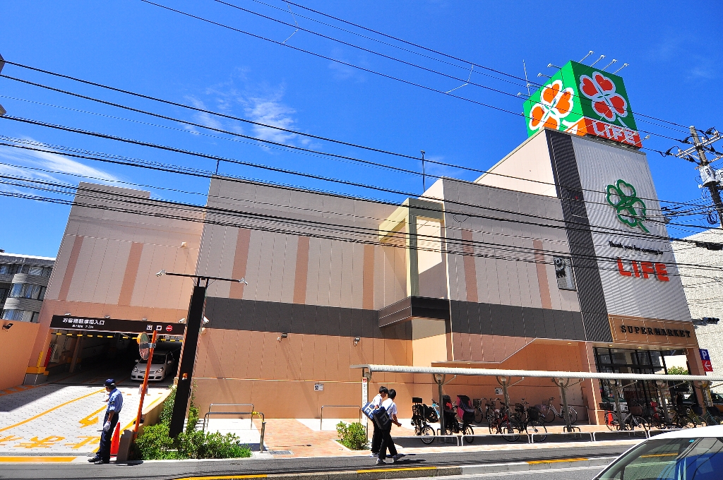 スーパー　LIFE(ライフ) 西小岩店（スーパー）まで631m