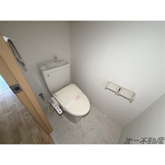 トイレ　温水洗浄暖房便座