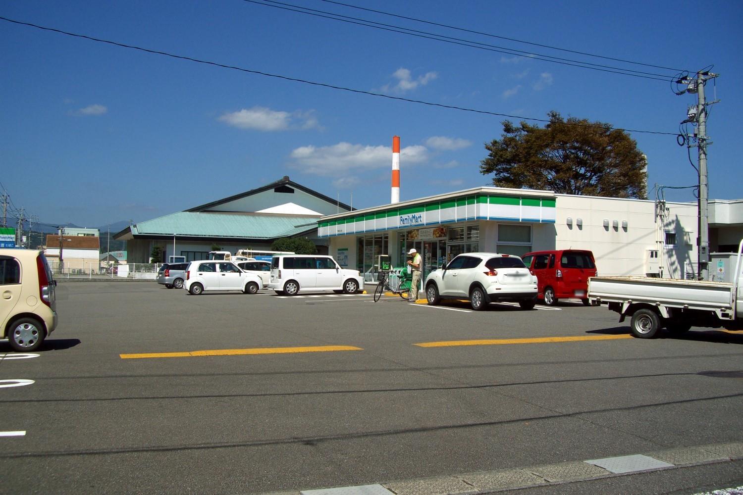 コンビニ　ファミリーマート共栄あたご山店（コンビニ）まで349m