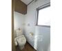 トイレ　広い窓のあ明るいトイレです。