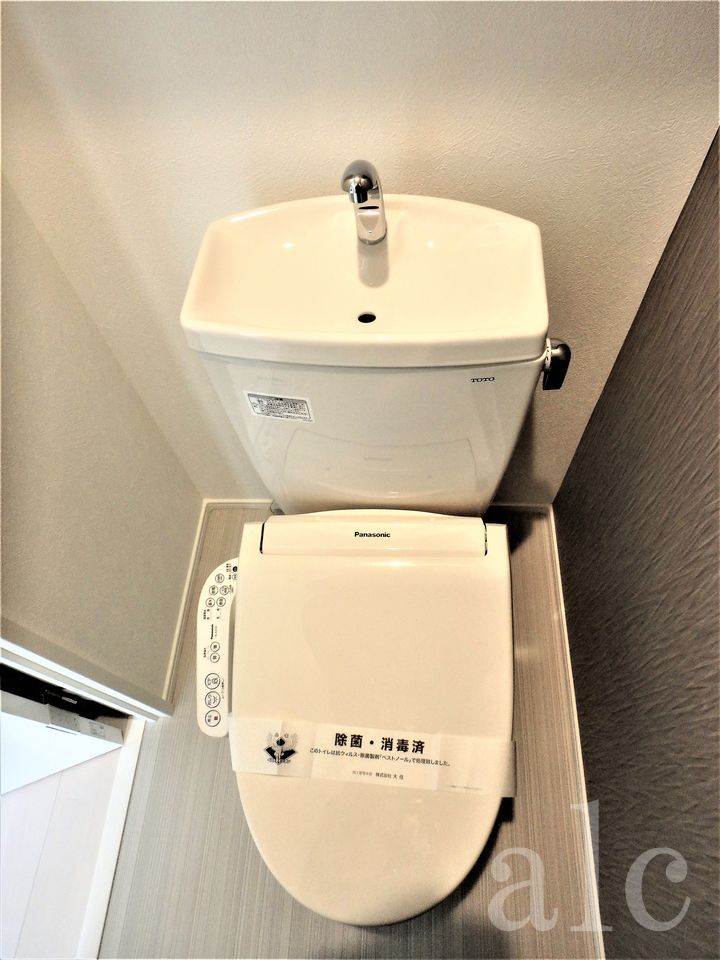 トイレ　落ち着いた色調のトイレです