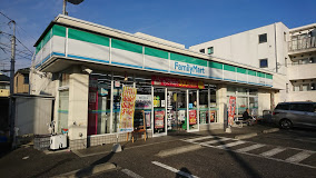 コンビニ　ファミリーマート 春日町一丁目店（コンビニ）まで518m