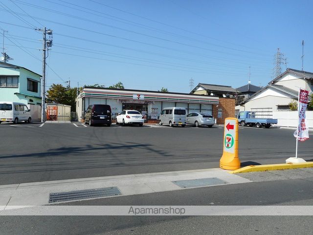 コンビニ　セブンイレブン（コンビニ）まで715m