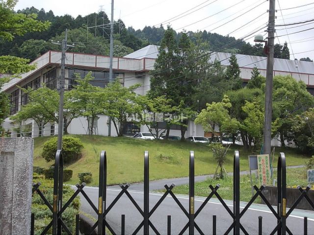 小学校　湖南市立三雲東小学校（小学校）まで584m
