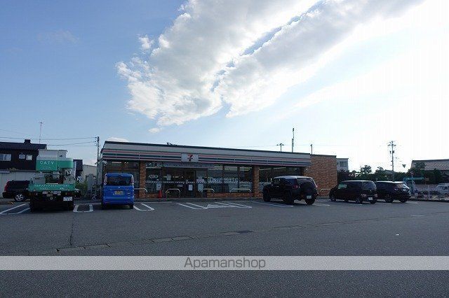 コンビニ　セブンイレブン（コンビニ）まで688m