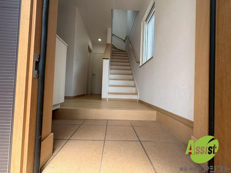 玄関　玄関の様子です。明るい印象ですね。気分もあがりそう。
