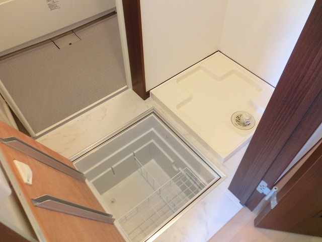 その他　洗面所に床下収納があります