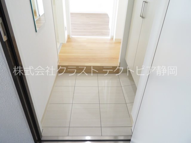 玄関　モデルルーム、家具小物は設備ではありません