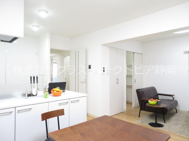 キッチン　モデルルーム、家具小物は設備ではありません