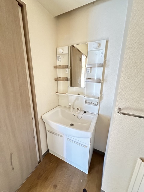 洗面設備　別部屋参考写真です。リフォーム前のお部屋です