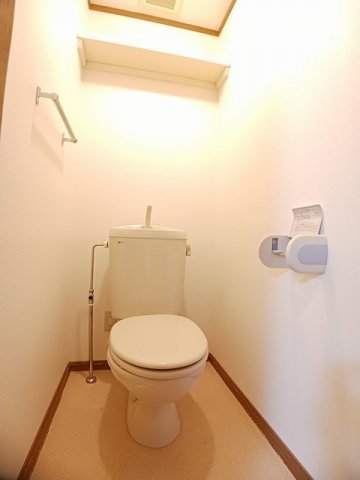 トイレ　落ち着いた色調のトイレです