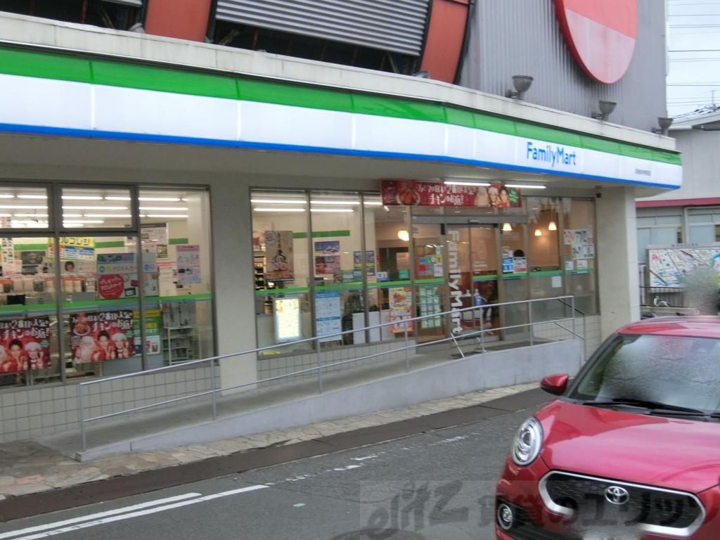 コンビニ　ファミリーマート阪急総持寺駅前店（コンビニ）まで580m