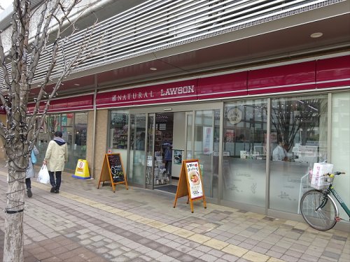 コンビニ　ナチュラルローソン 経堂テラスガーデン店（コンビニ）まで200m