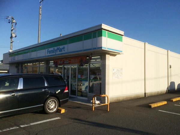 コンビニ　ファミリーマート（コンビニ）まで300m