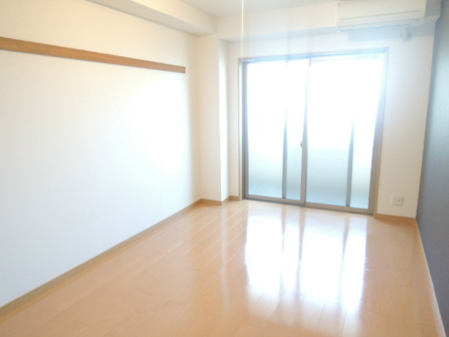 その他　陽の入る洋室