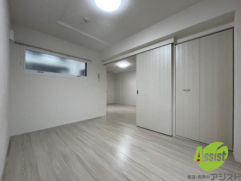 その他部屋・スペース　寝室はこちらです。光が差し込む、温かみのあるお部屋です。