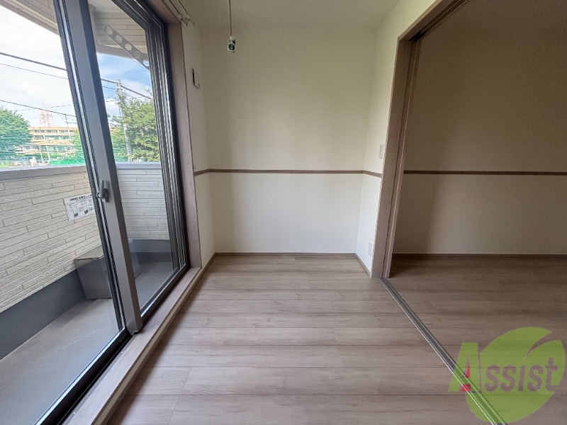 その他部屋・スペース　こちらが寝室です。カーテンを開ければ陽の光が当たりますね。