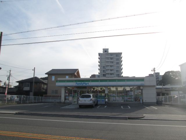 コンビニ　ファミリーマート（コンビニ）まで650m
