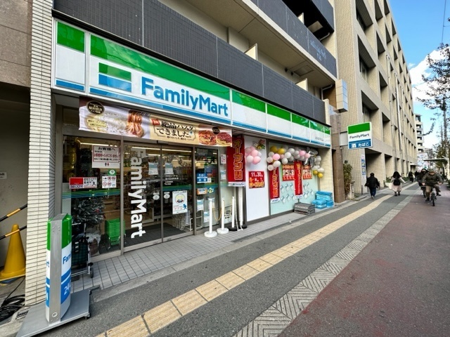 コンビニ　ファミリーマート淀川区役所前店（コンビニ）まで378m